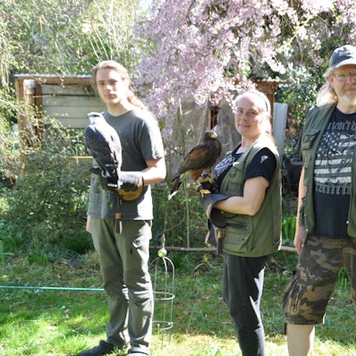 Das Bild zeigt Rouven, Barbara und Mario „Ari“ von der Falknerei Skyhunters.