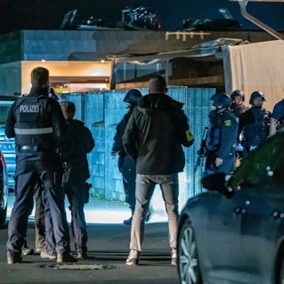 16.04.2025, Rheinland-Pfalz, Elkenroth: Einsatzkräfte der Polizei sind an einem Wohnhaus im Einsatz. Die Aktion steht im Zusammenhang mit der Tötung einer Familie im Westerwald und der Suche nach dem mutmaßlichen Dreifachmörder. Foto: Markus Klümper/dpa - ACHTUNG: Personen wurden auf Bitten der Polizei gepixelt +++ dpa-Bildfunk +++