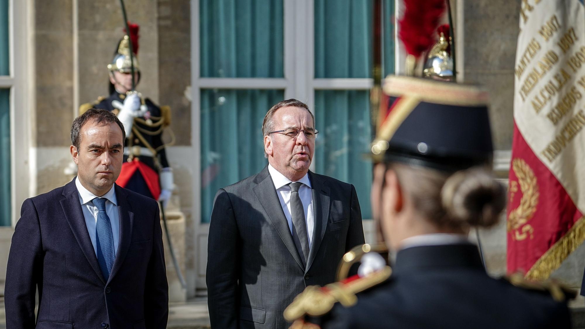 Boris Pistorius (r, SPD), Bundesminister der Verteidigung, wird vom französischen Verteidigungsminister Sébastien Lecornu mit militärischen Ehren empfangen.