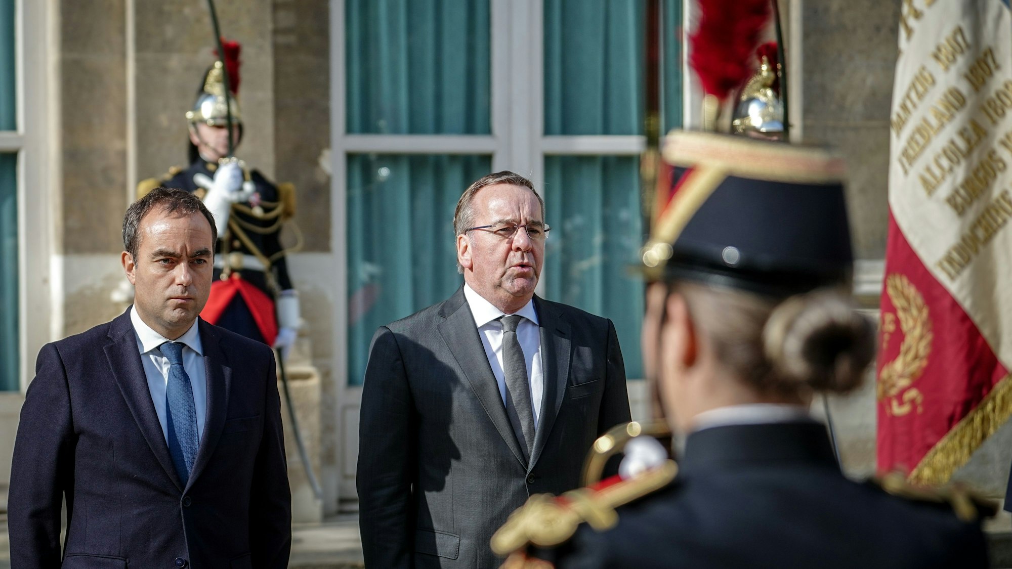 Boris Pistorius (r, SPD), Bundesminister der Verteidigung, wird vom französischen Verteidigungsminister Sébastien Lecornu mit militärischen Ehren empfangen.