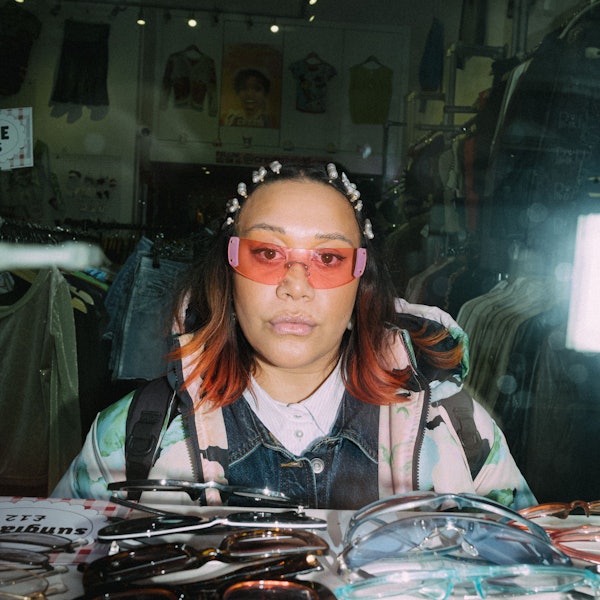 Ray Lozano trägt eine Brille mit ogangefarbenen Gläsern.