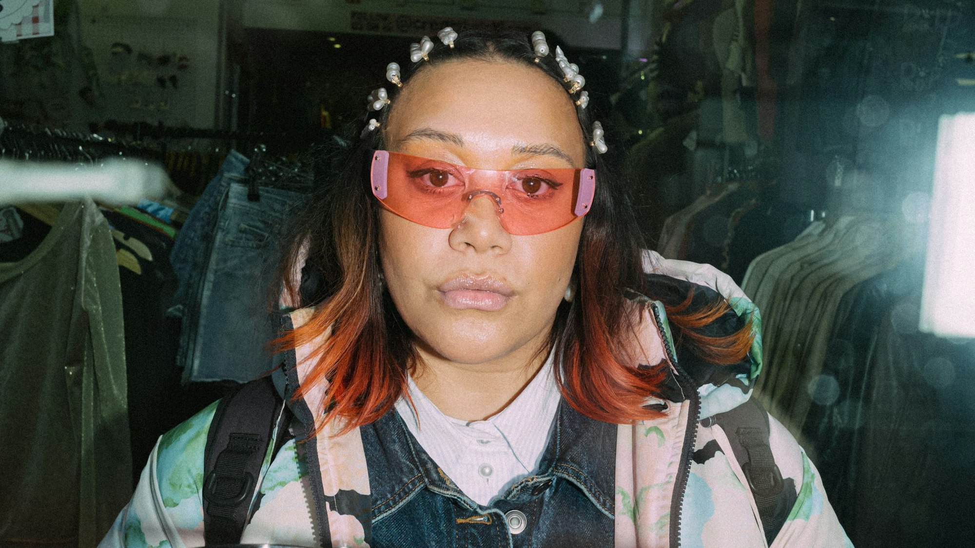 Ray Lozano trägt eine Brille mit ogangefarbenen Gläsern.