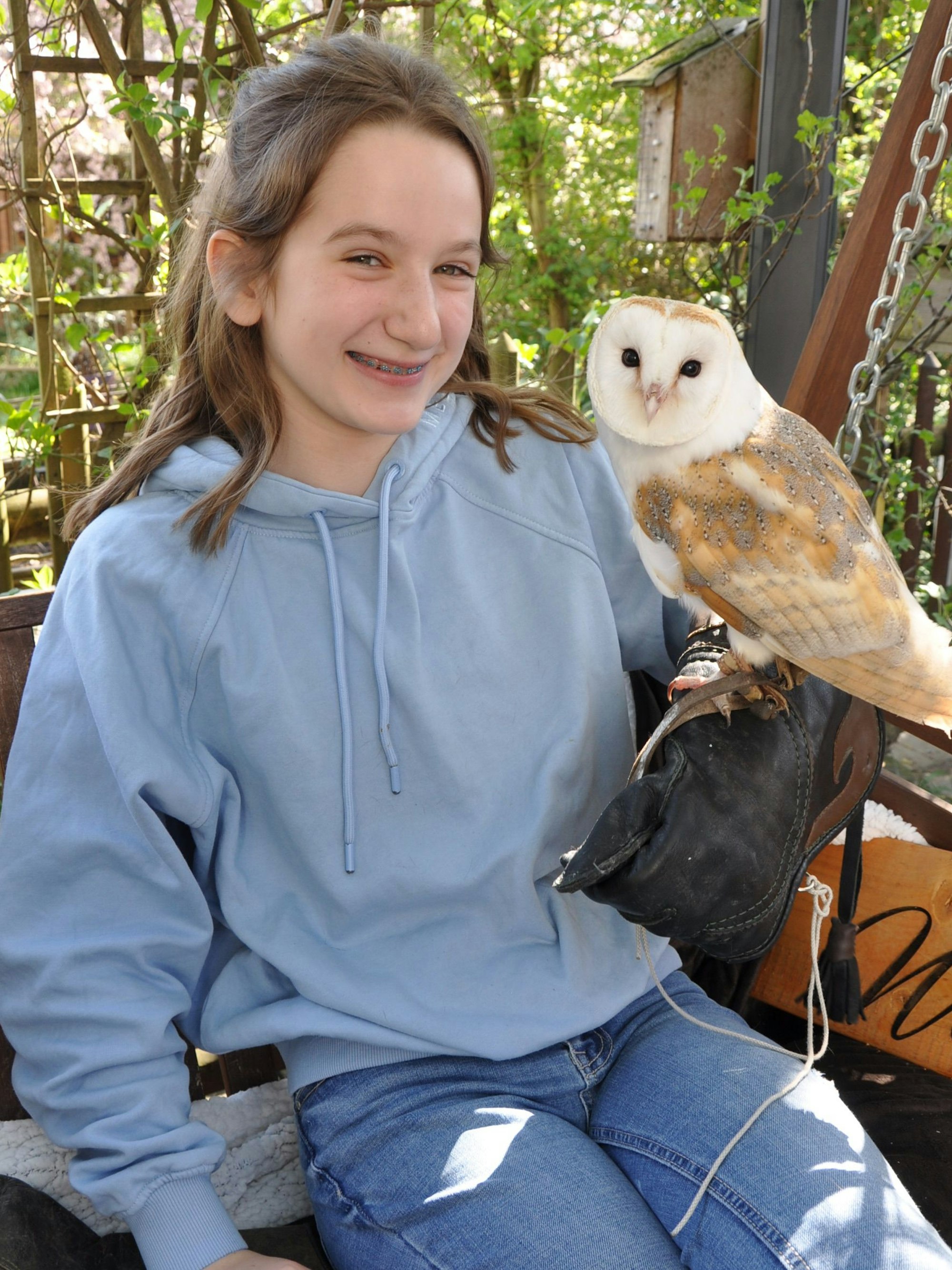 Das Bild zeigt Marlene aus Bonn, die auf Tuchfühlung mit Schleiereule Selenia ging.