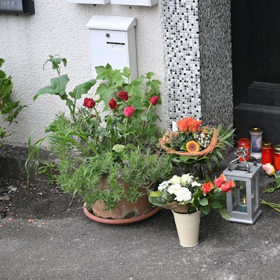 Vor dem Nußbaumer Hof legten Anwohner Blumen nieder und zündeten Kerzen für die Verstorbene an.