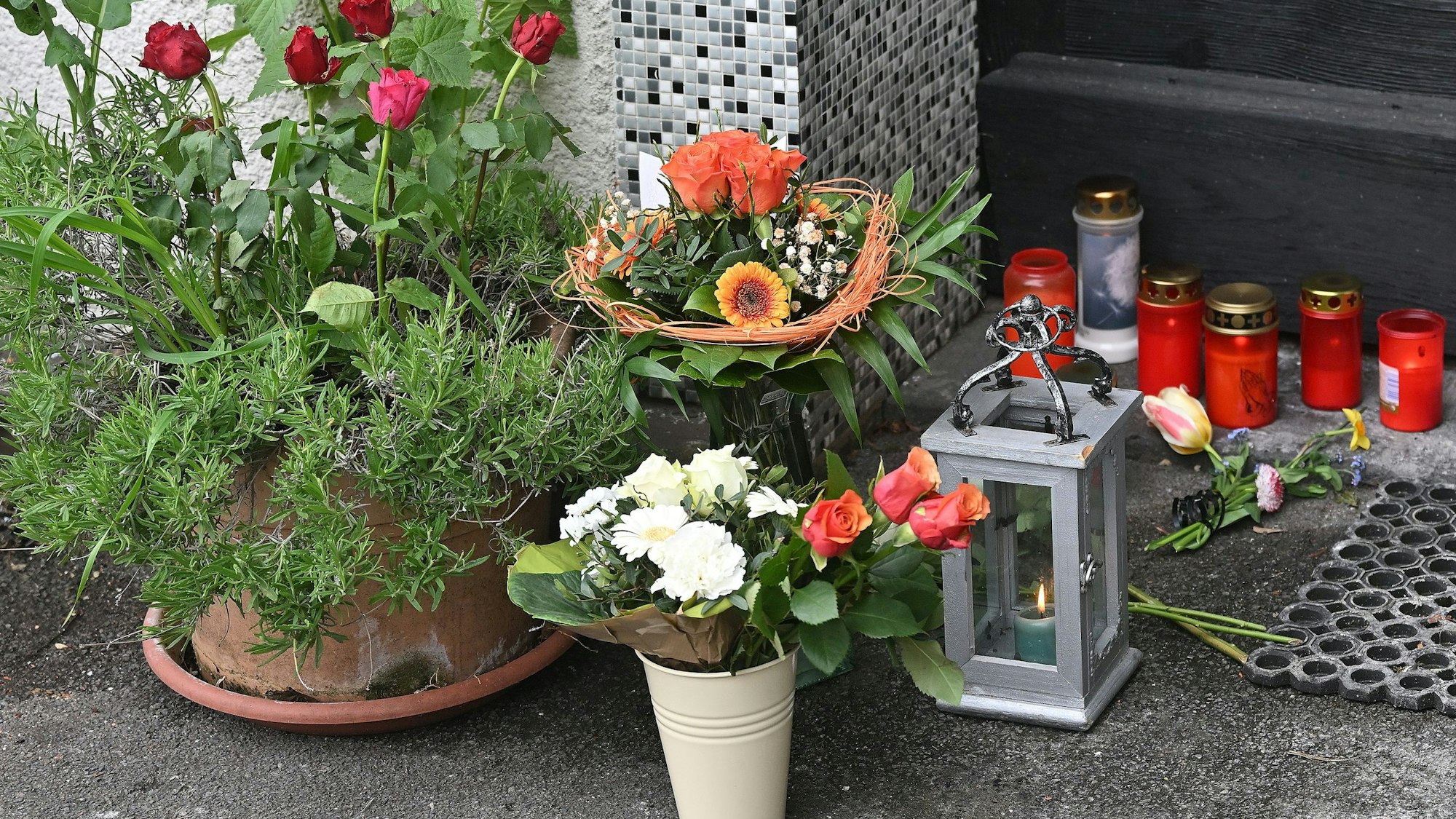 Vor dem Nußbaumer Hof legten Anwohner Blumen nieder und zündeten Kerzen für die Verstorbene an.