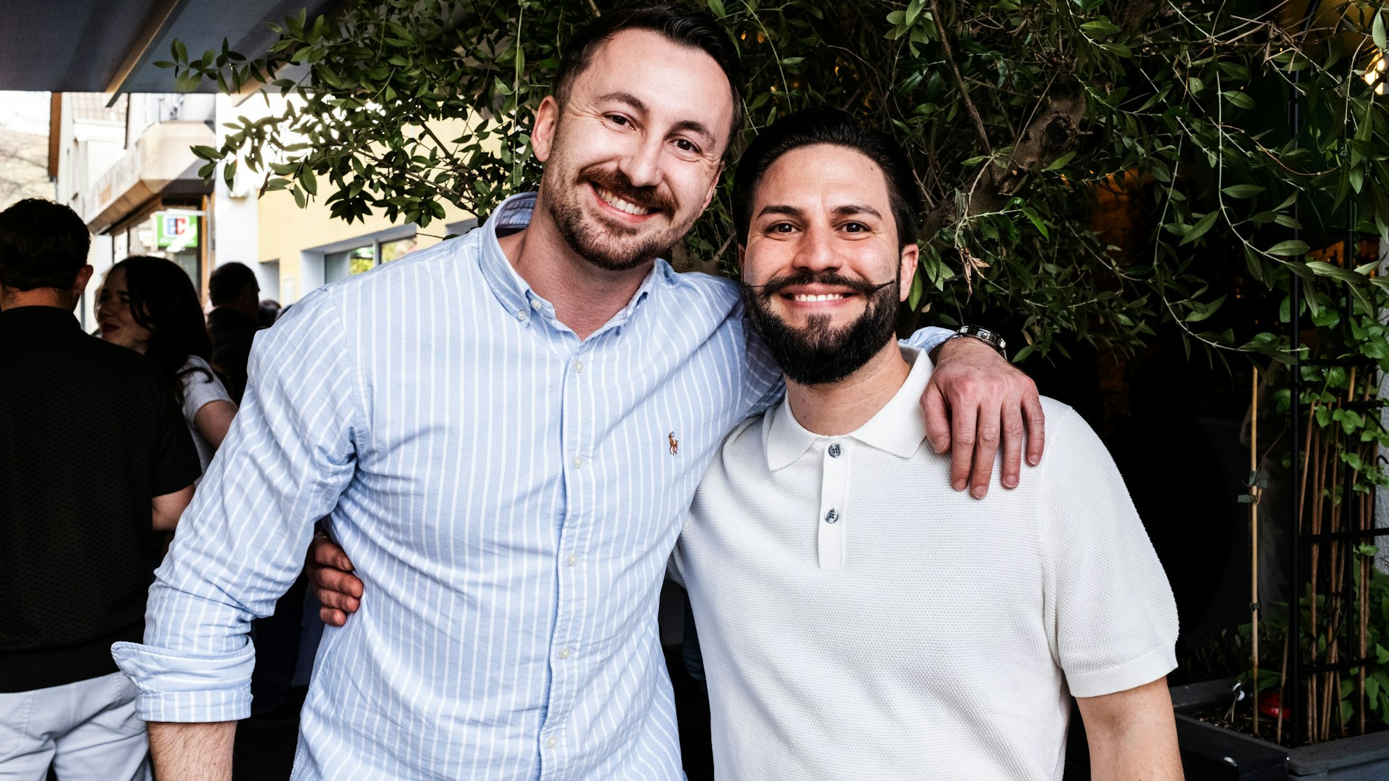 Antonio Luigi Lasprovata und Björn Schäfer kennen sich noch aus der Schulzeit in Bergisch Gladbach.