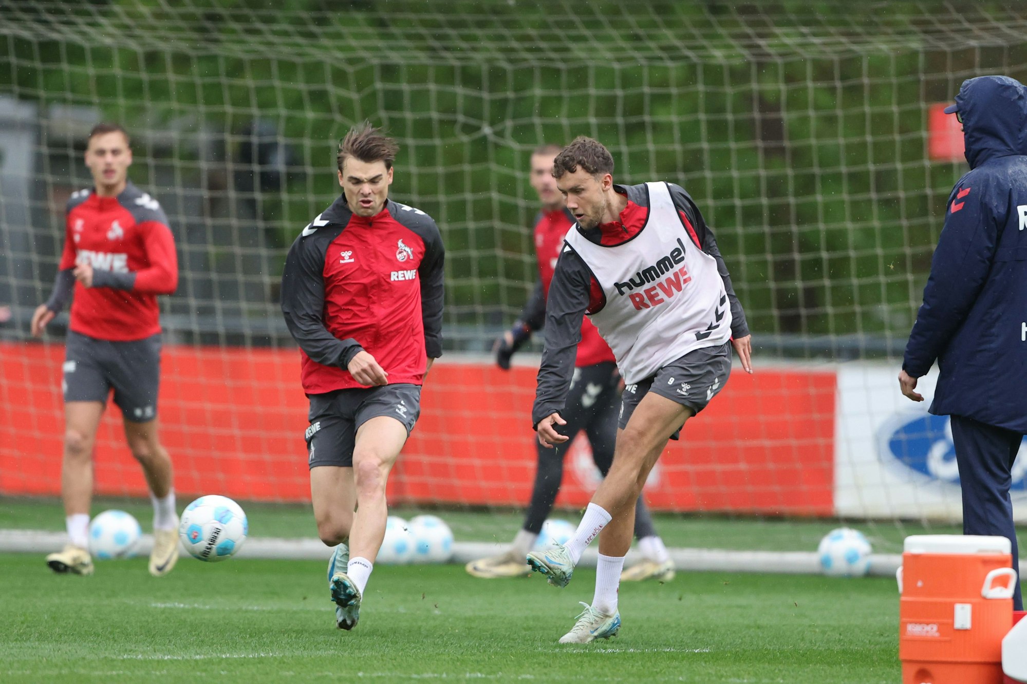 Das Bild zeigt die FC-Spieler Joel Schmied und Luca Waldschmidt (1. FC Köln) beim Training