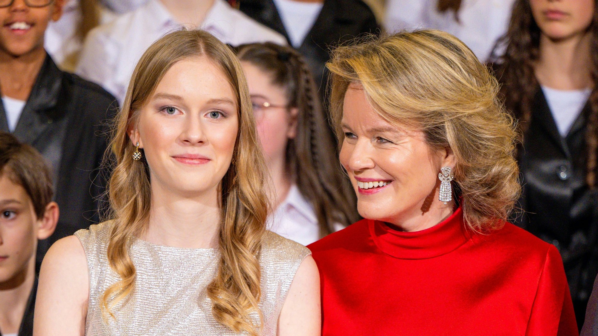 Prinzessin Eleonore und Königin Mathilde posieren mit dem Chor während des alljährlichen Weihnachtskonzerts im Königlichen Palast in Brüssel.
