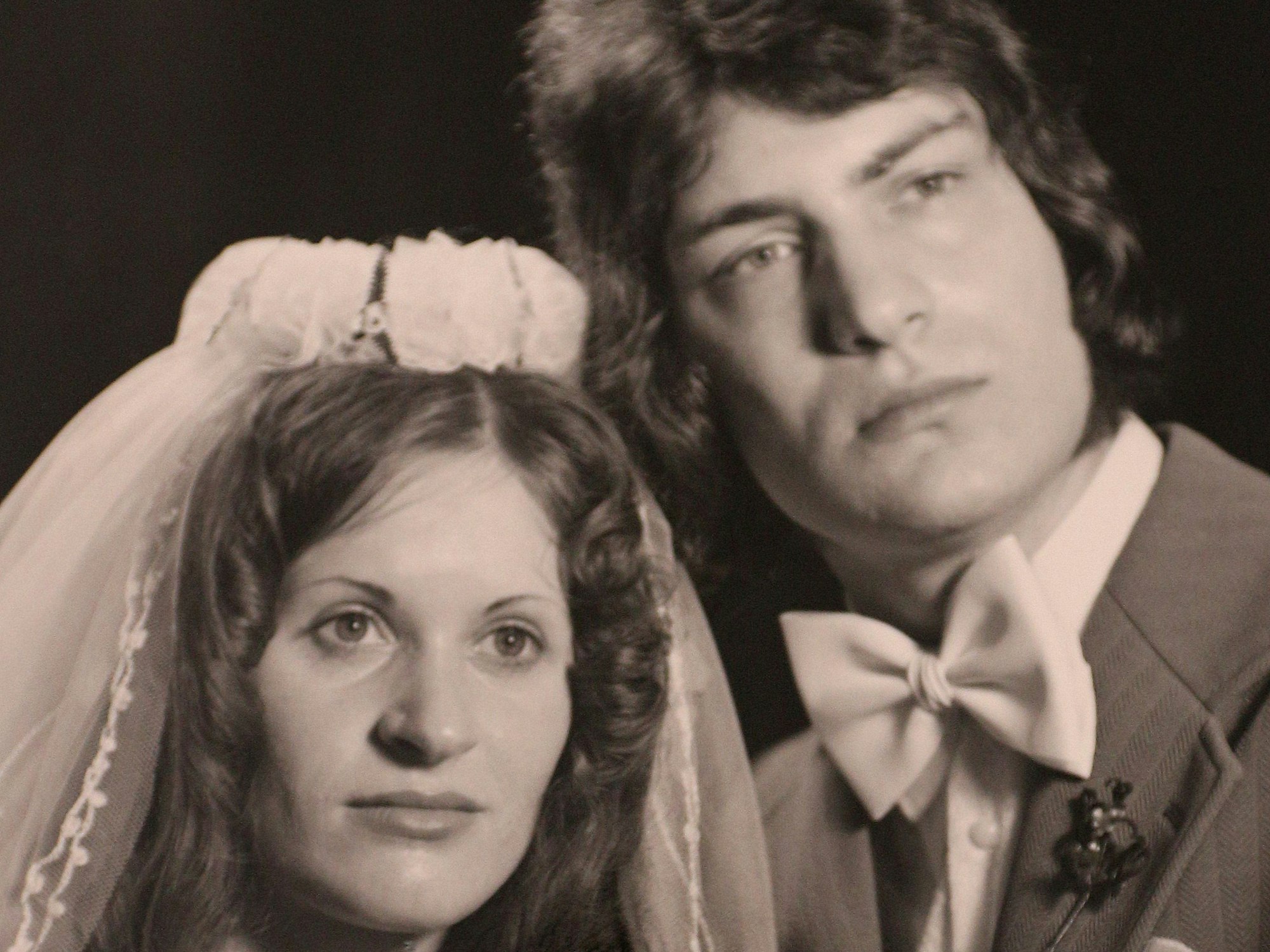 Nach der Trauung: Die Braut in Weiß, der Bräutigam im Anzug.