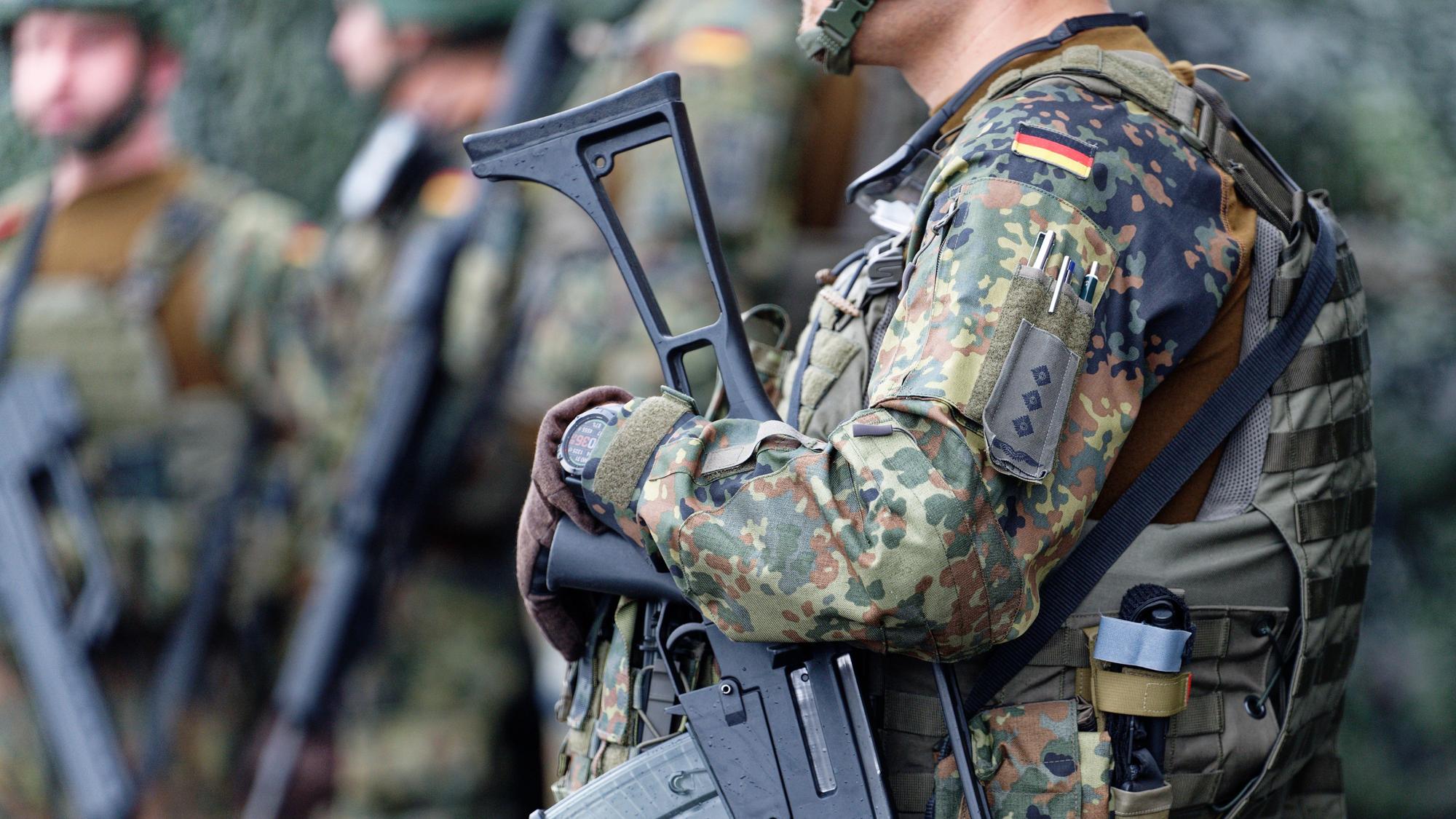 Soldaten stehen beim Antrittsbesuch von Verteidigungsminister Pistorius beim militärischen Organisationsbereich (OrgBer) Cyber- und Informationsraum (CIR) am Standort Rheinbach auf dem Gelände.