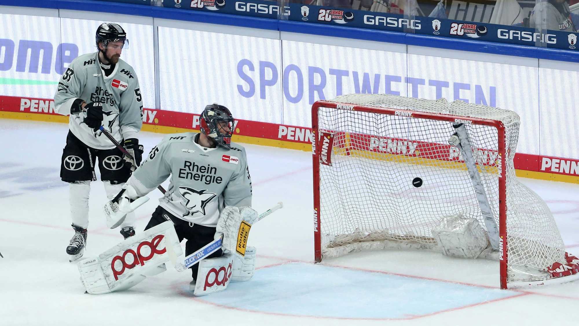 Torwart Julius Hudacek kassiert das 4:1 durch Liam Kirk nicht im Bild / / Eishockey / Penny DEL Deutsche Eishockey Liga / Finale Deutsche Meisterschaft Play Off 1. Spiel Saison 2024/2025 / 17.04.2025 / EHC Eisbären Berlin EBB vs. Kölner Haie KEC / *** Goalkeeper Julius Hudacek concedes the 4 1 by Liam Kirk not in the picture Sports Ice Hockey Penny DEL German Ice Hockey League Final German Championship Play Off 1 Match Season 2024 2025 17 04 2025 EHC Eisbären Berlin EBB vs Kölner Haie KEC