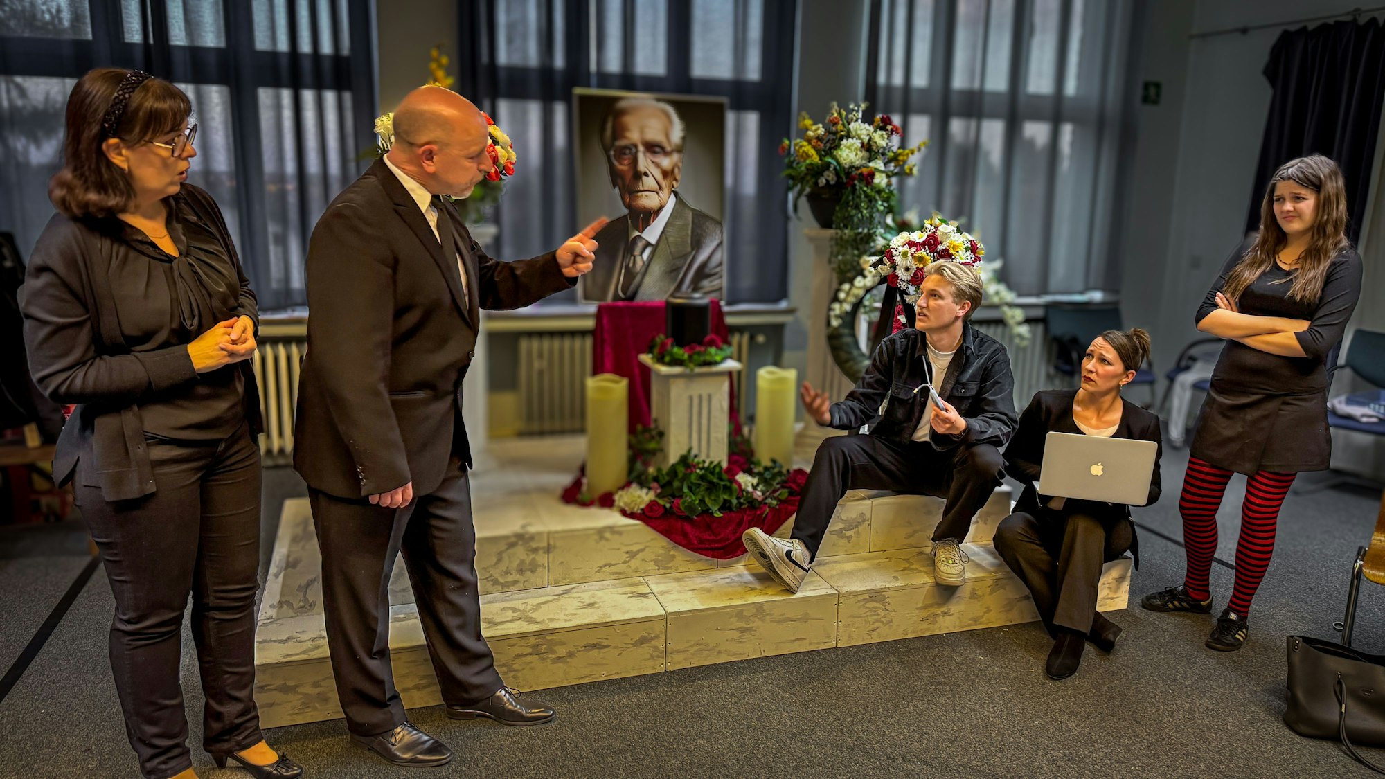 Wenn der Genderstern zur Zündschnur wird: Das Ensemble von „Kalter weißer Mann“ zündet ein sprachgewaltiges Trauerspiel voller Pointen und Absurditäten.