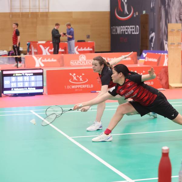 Jenny Mairs und Thuc Phuong Nguyen hechten nach dem Ball.