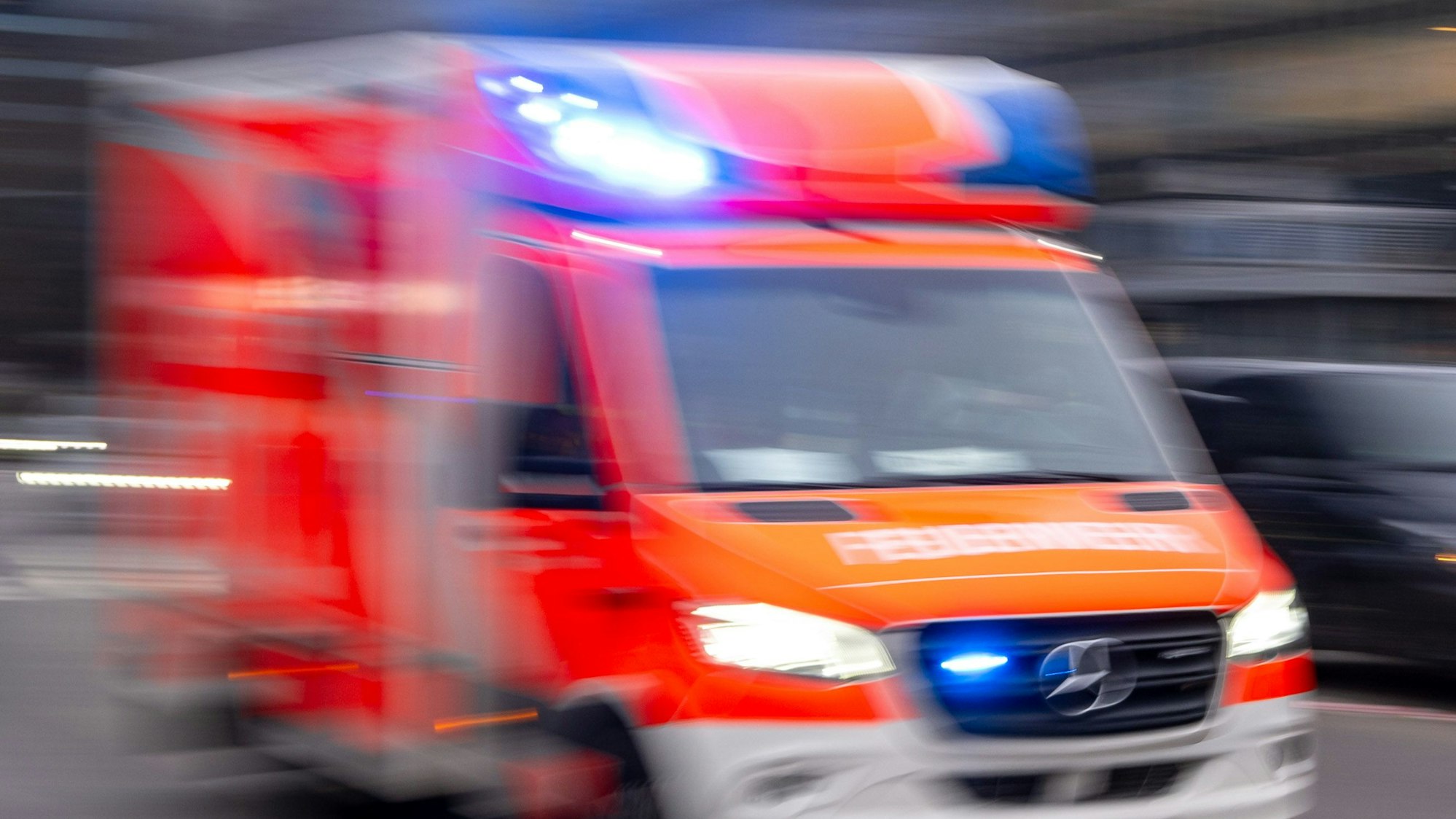Ein Rettungswagen der Feuerwehr mit Blaulicht