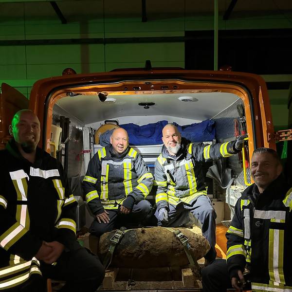 17.4.2025: Die am Unicenter entschärfte Weltkriegsbombe mit dem Team des Kampfmittelbeseitigungsdienstes: Markus Schmitz (v.l.n.r.), Dirk Schmitz, Christoph Wassenberg, Marcel Biewald