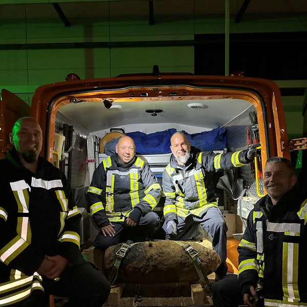 17.4.2025: Die am Unicenter entschärfte Weltkriegsbombe mit dem Team des Kampfmittelbeseitigungsdienstes: Markus Schmitz (v.l.n.r.), Dirk Schmitz, Christoph Wassenberg, Marcel Biewald