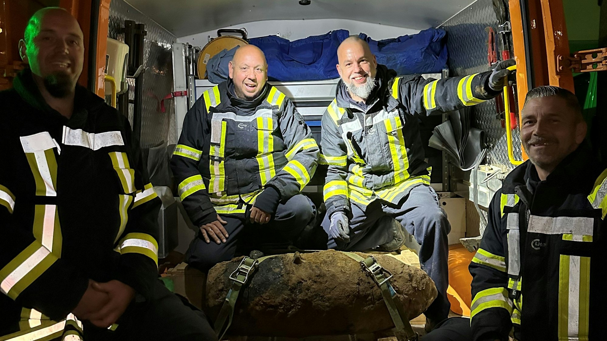 17.4.2025: Die am Unicenter entschärfte Weltkriegsbombe mit dem Team des Kampfmittelbeseitigungsdienstes: Markus Schmitz (v.l.n.r.), Dirk Schmitz, Christoph Wassenberg, Marcel Biewald