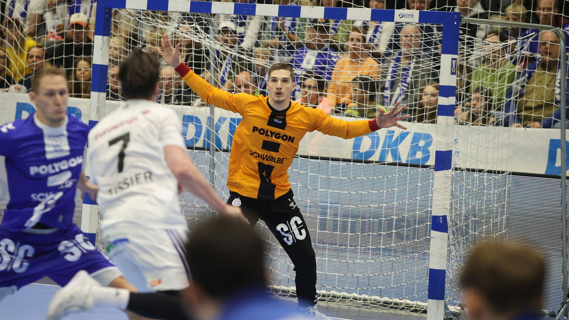 Dominik Kuzmanovic erwartet im Tor den Wurf des Angreifers.