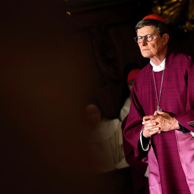 Kardinal Rainer Woelki wird auf dem Bild durch die Beleuchtung herausgestellt.