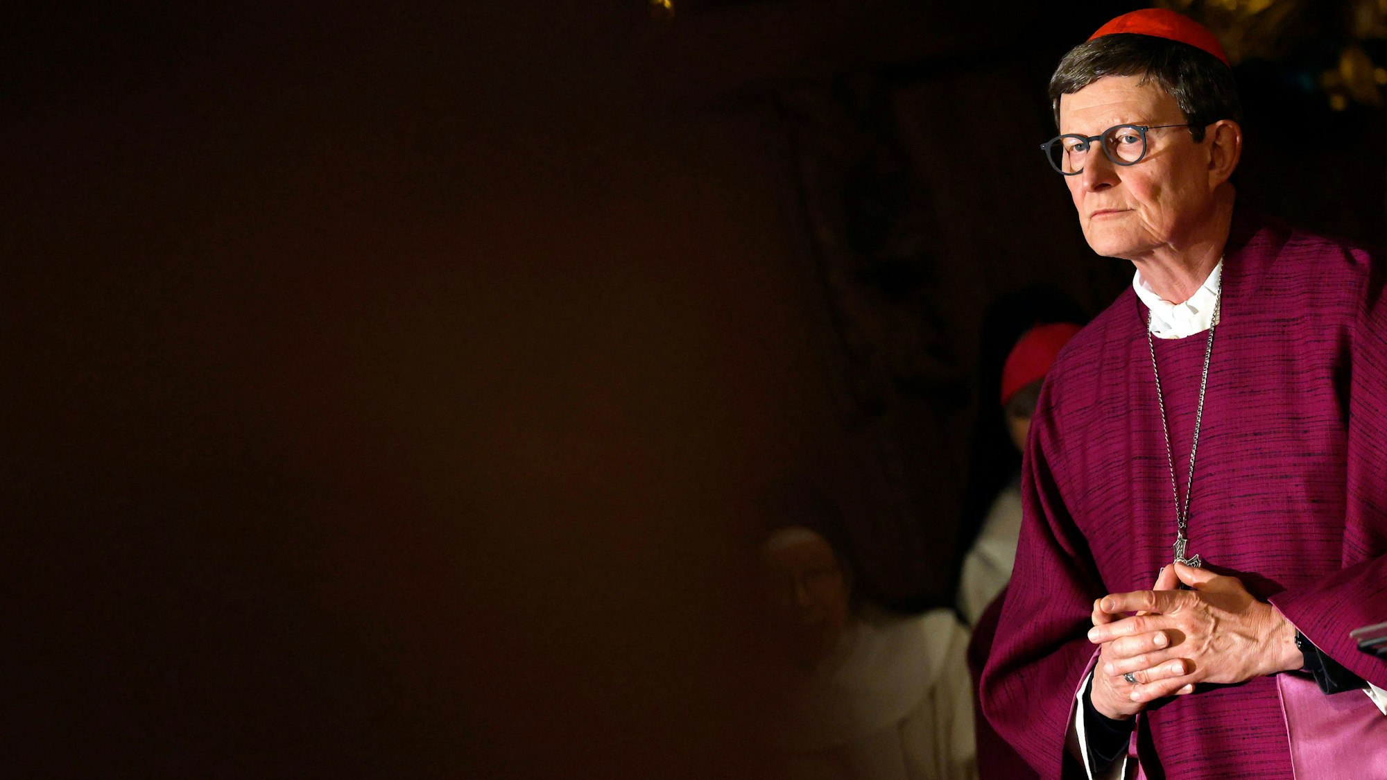 Kardinal Rainer Woelki wird auf dem Bild durch die Beleuchtung herausgestellt.