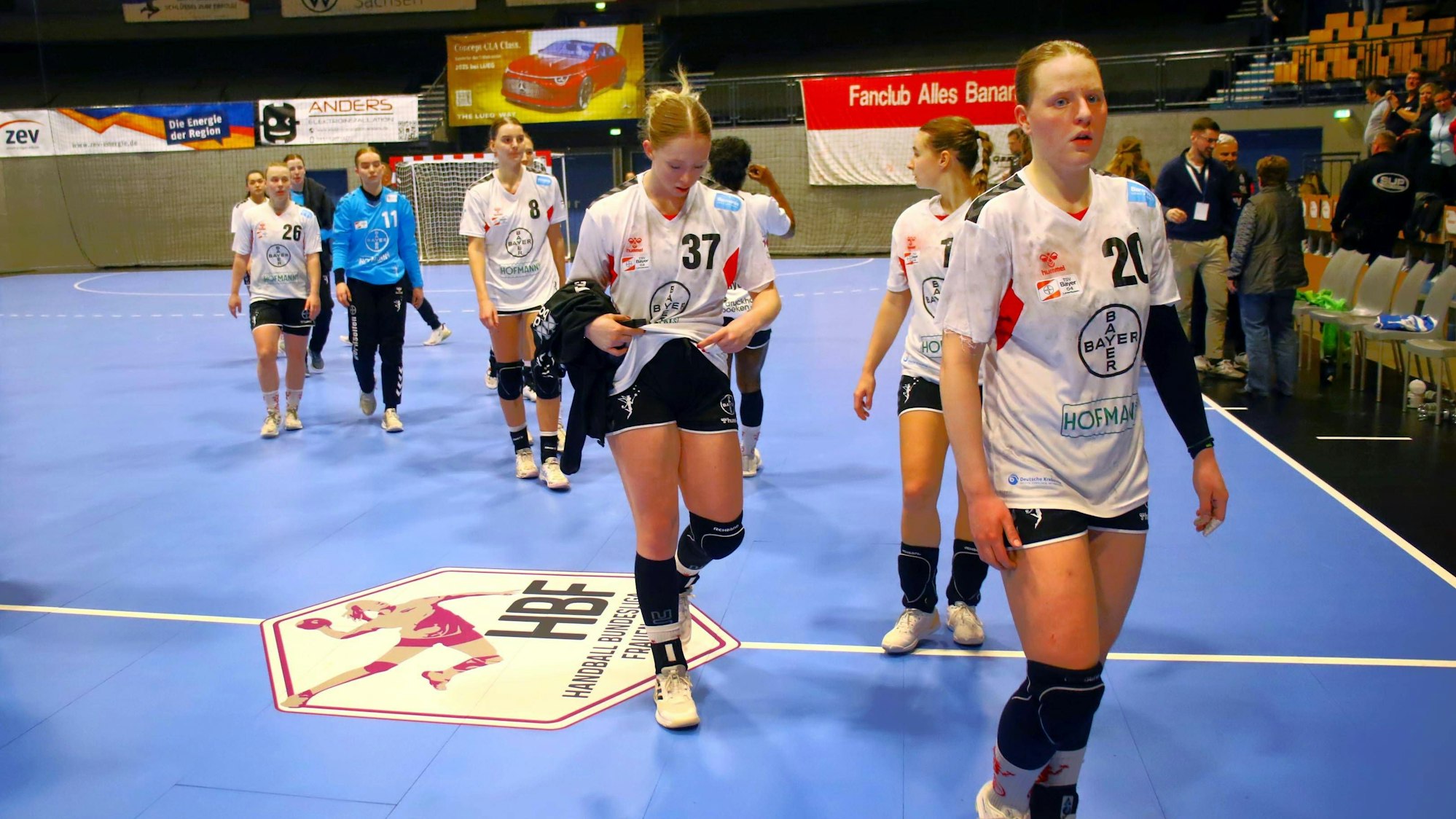 Enttäuschung nach dem Schlusspfiff bei den Leverkusener Spielerinnen, vorn Pia Terfloth Handball Frauen 1.Bundesliga 2024/25 BSV Sachsen Zwickau - Bayer Leverkusen 27:26 am 29.1.2025 BSV Sachsen Zwickau - Bayer 04 Leverkusen *** Disappointment among the Leverkusen players after the final whistle, in front Pia Terfloth Handball Women 1 Bundesliga 2024 25 BSV Sachsen Zwickau Bayer Leverkusen 27 26 am 29 1 2025 BSV Sachsen Zwickau Bayer 04 Leverkusen