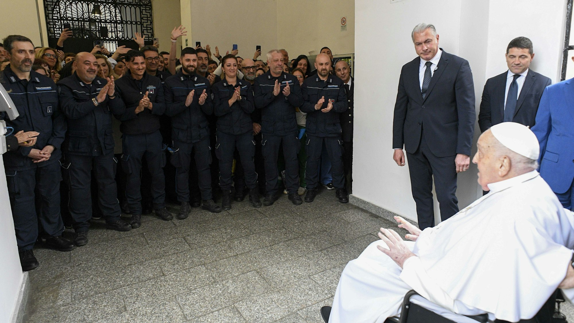 17.04.2025, Italien, Rom: Papst Franziskus besucht das Regina Coeli Gefängnis in Rom. Auf die traditionelle Fußwaschung musste er aus gesundheitlichen Gründen verzichten. Foto: Divisione Produzione Fotografica/IPA via ZUMA Press/dpa - ACHTUNG: Nur zur redaktionellen Verwendung im Zusammenhang mit der aktuellen Berichterstattung und nur mit vollständiger Nennung des vorstehenden Credits +++ dpa-Bildfunk +++