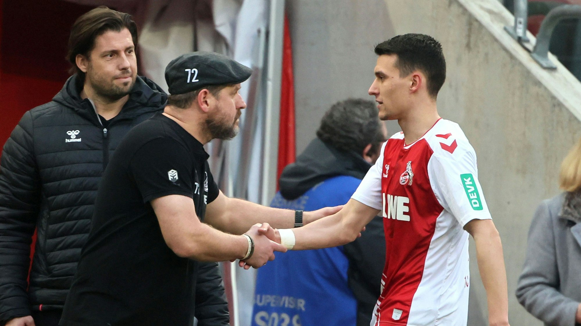 1.FC Köln vs. RB Leipzig, 19. Spieltag, 04.02.2023, 15.30 Uhr, von links: Steffen Baumgart, Dejan Ljubicic (1. FC Köln), Bild: Herbert Bucco