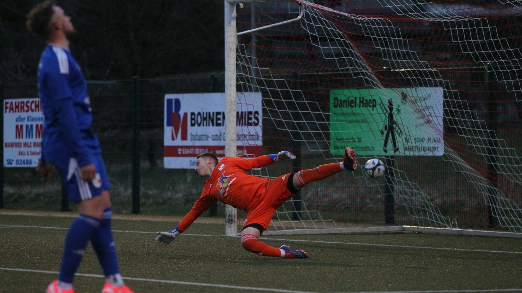 Das Bild zeigt den Moment, als der Ball hinter Nico Esser im Tor landet.
