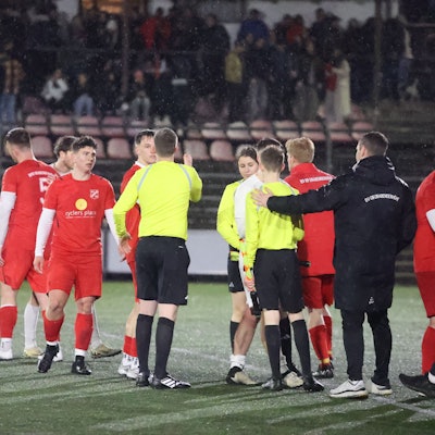 Nach dem Abpfiff verabschieden sich die Fußballer beiden Teams bei den Genern und den Schiedsrichtern.