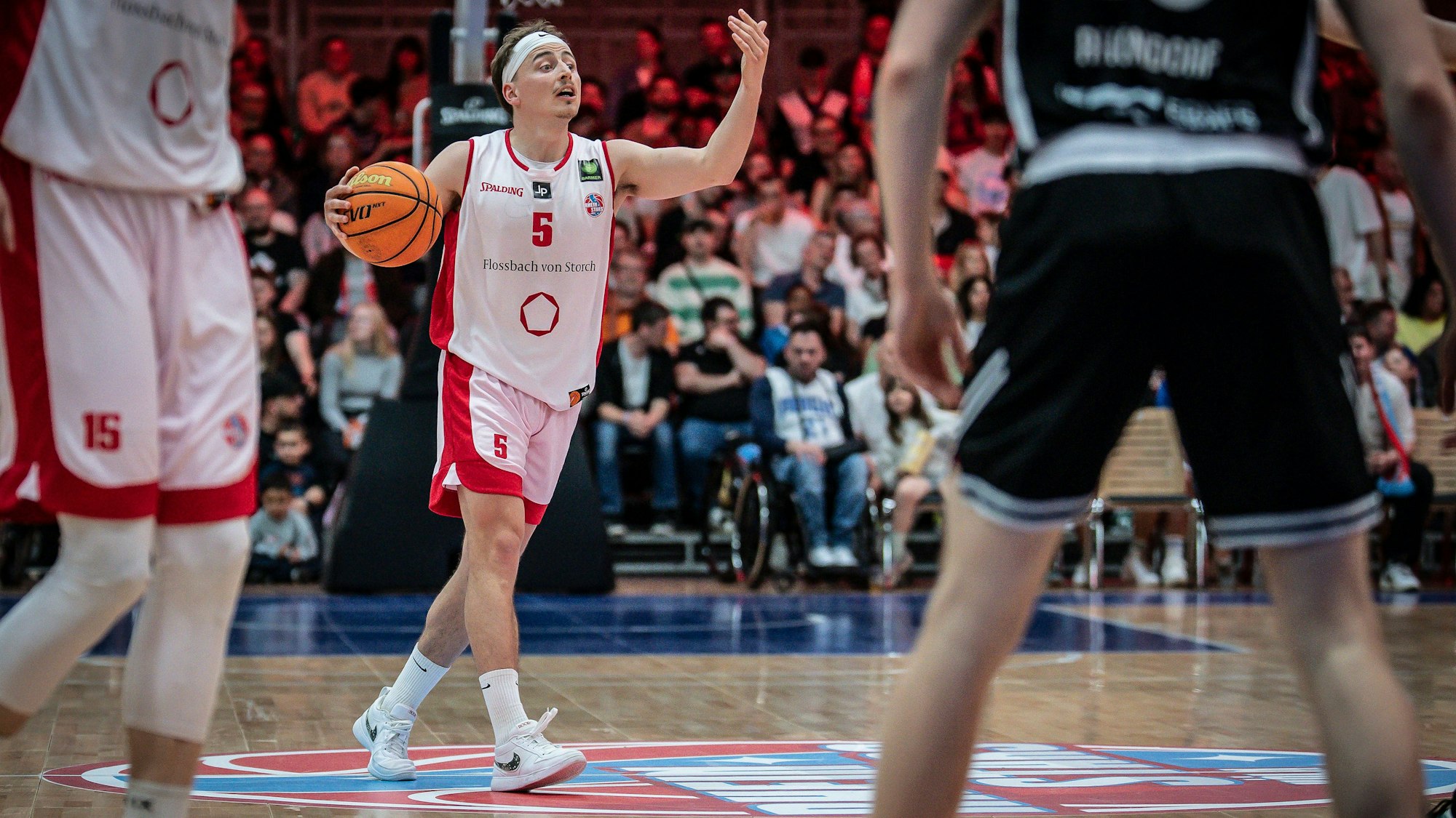 Barmer 2. Basketball Bundesliga ProB: Rheinstars Koeln vs. Dragons Rhöndorf, 12.04.25 Rupert Hennen Point Guard, RheinStars Köln, 5 gestikuliert und dirigiert Köln, 12.04.25 - Barmer 2. Basketball Bundesliga ProB: Rheinstars Koeln vs. Dragons Rhöndorf in der Motor World in Köln. *** Barmer 2 Basketball Bundesliga ProB Rheinstars Cologne vs Dragons Rhöndorf, 12 04 25 Rupert Hennen Point Guard, RheinStars Cologne, 5 gestures and conducts Cologne, 12 04 25 Barmer 2 Basketball Bundesliga ProB Rheinstars Cologne vs Dragons Rhöndorf at the Motor World in Cologne Copyright: xBEAUTIFULxSPORTS/AxelxKohringx