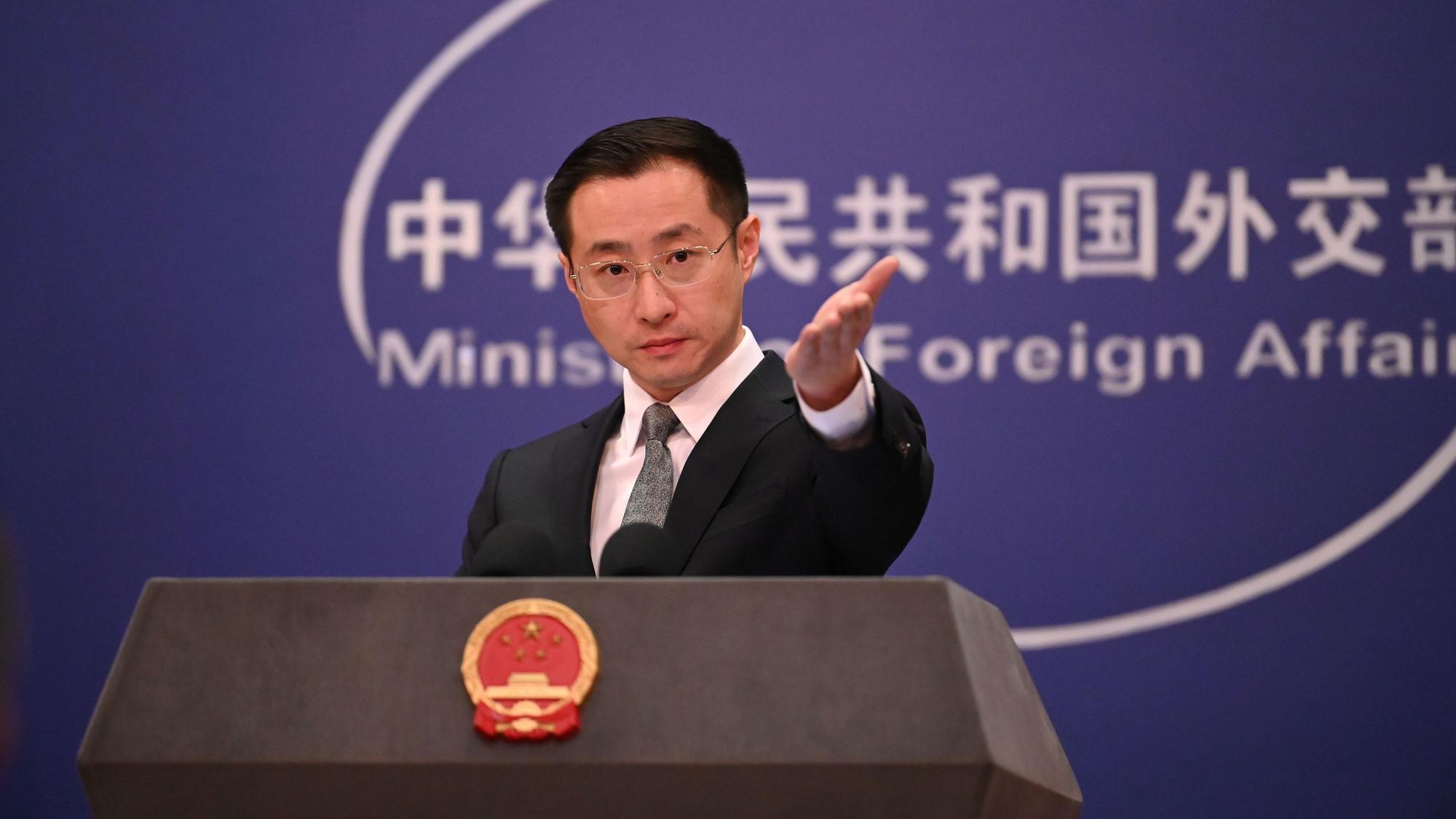 Lin Jian, Sprecher des chinesischen Außenministeriums, spricht beim täglichen Briefing seiner Behörde vor Journalisten. (Archivbild)