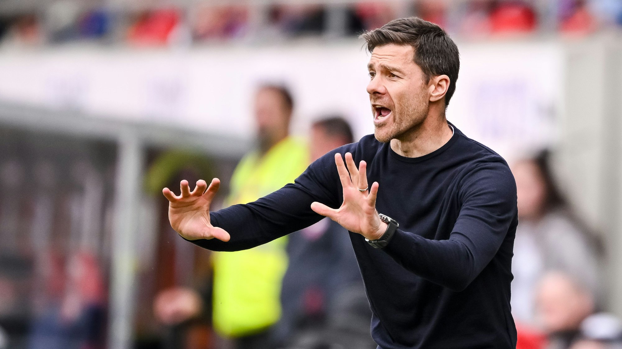 05.04.2025, Baden-Württemberg, Heidenheim: Fußball: Bundesliga, 1. FC Heidenheim - Bayer Leverkusen, 28. Spieltag, Voith-Arena. Leverkusens Trainer Xabi Alonso gestikuliert am Spielfeldrand. Foto: Harry Langer/dpa - WICHTIGER HINWEIS: Gemäß den Vorgaben der DFL Deutsche Fußball Liga bzw. des DFB Deutscher Fußball-Bund ist es untersagt, in dem Stadion und/oder vom Spiel angefertigte Fotoaufnahmen in Form von Sequenzbildern und/oder videoähnlichen Fotostrecken zu verwerten bzw. verwerten zu lassen. +++ dpa-Bildfunk +++