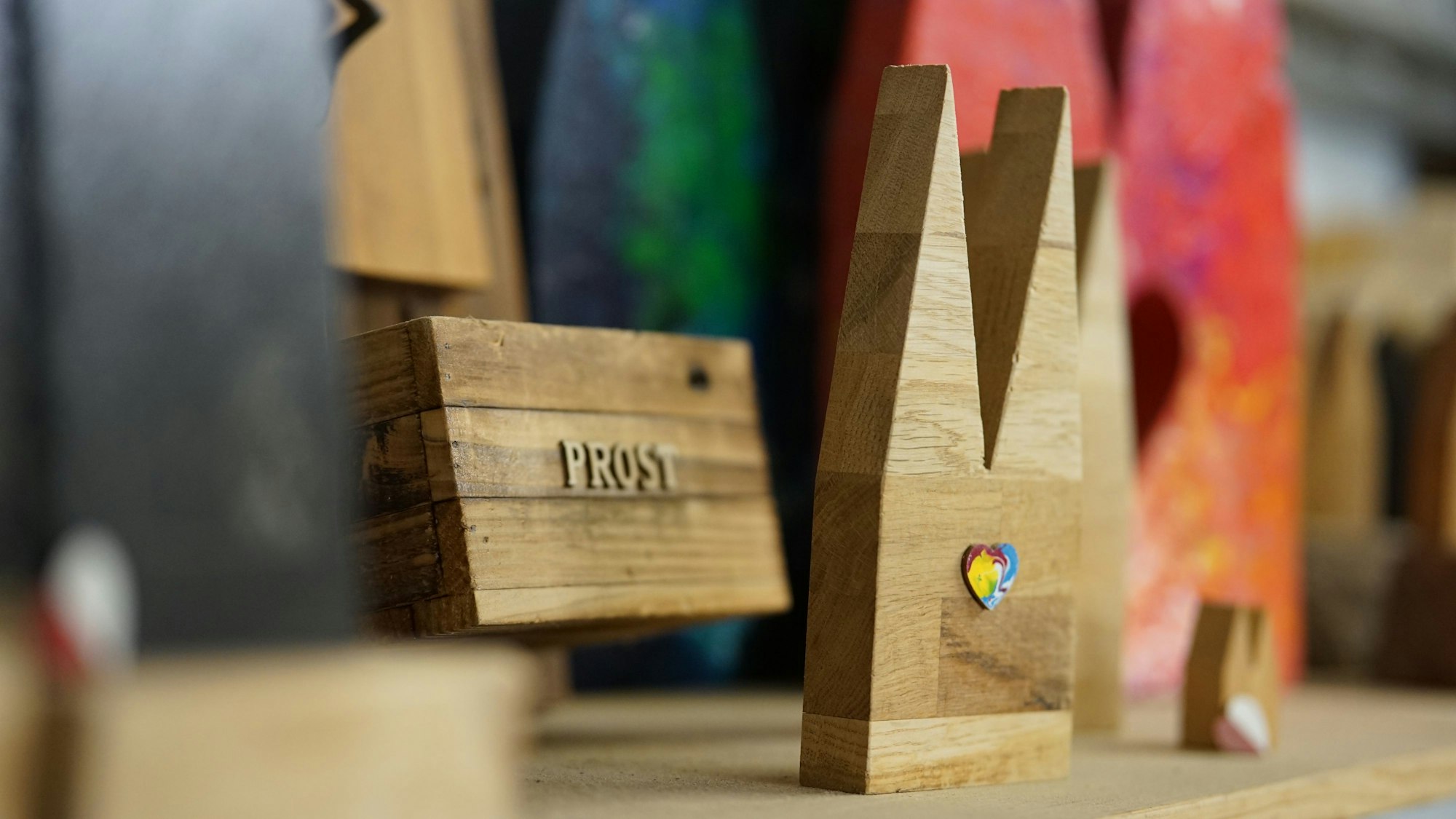 Zu sehen ist ein kleiner Kölner Dom aus Holz.