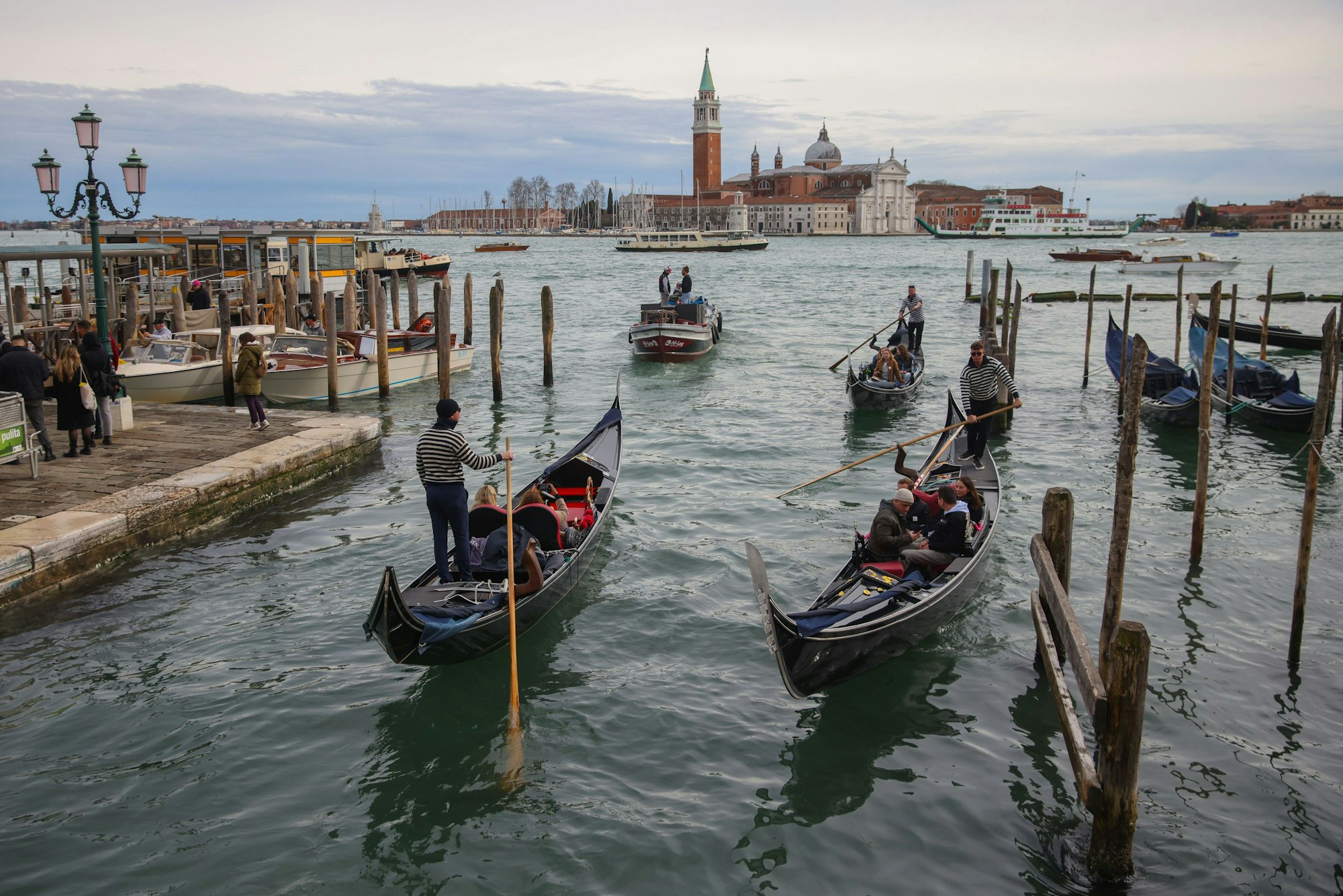 Ein großer Kanal in Venedig mit Gondel-Fähren und .