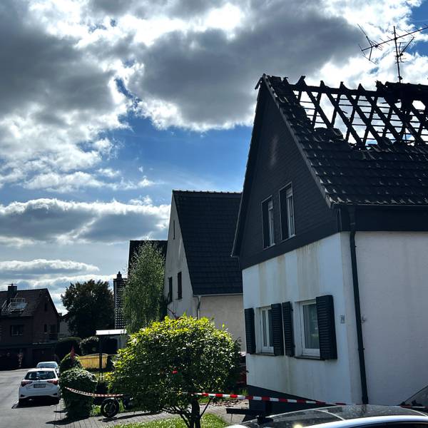 In der Leichlinger Straße war bei einem Dachstuhlbrand erheblicher Schaden entstanden.