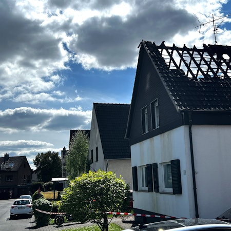 In der Leichlinger Straße war bei einem Dachstuhlbrand erheblicher Schaden entstanden.