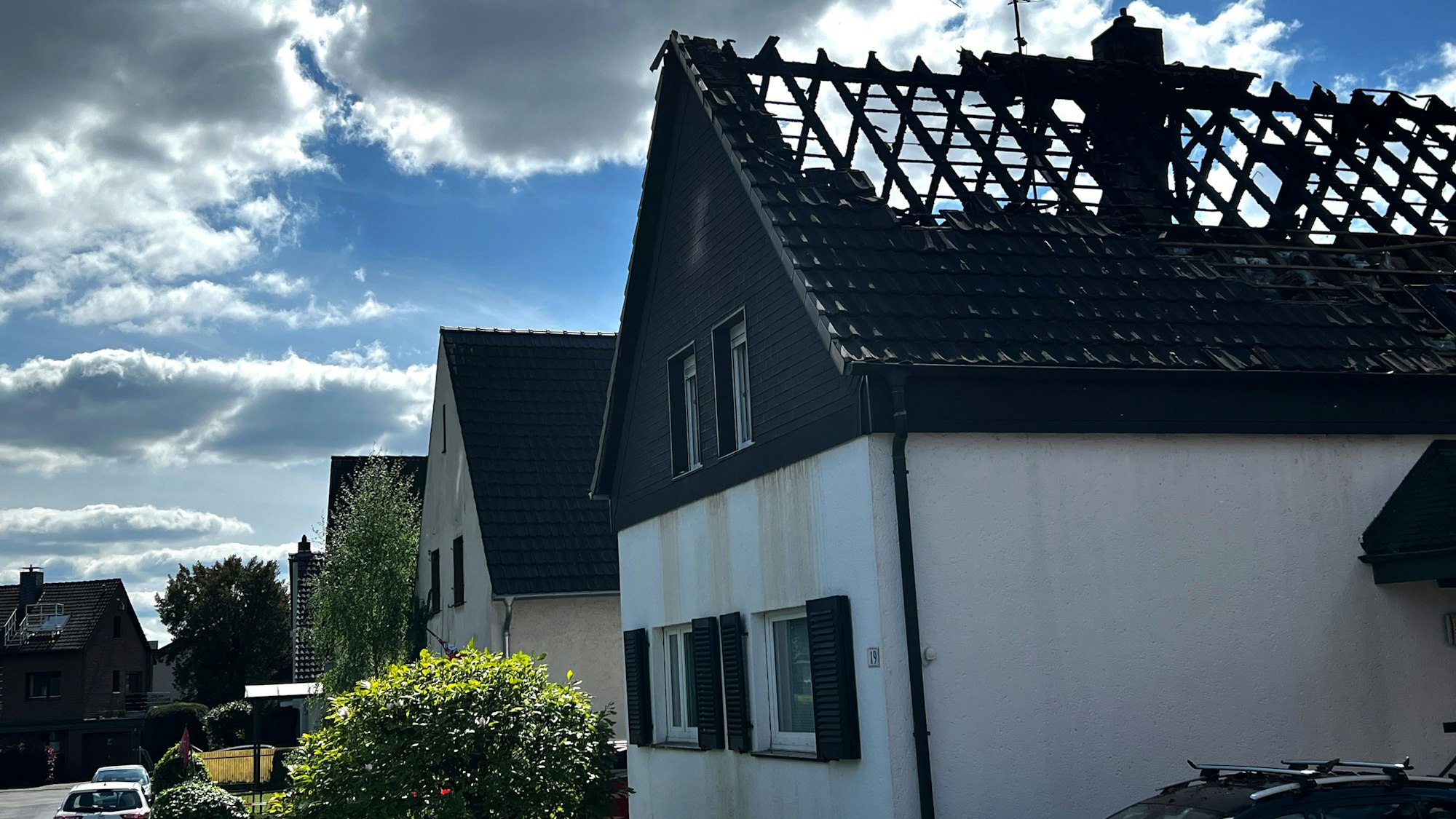 In der Leichlinger Straße entstand bei einem Dachstuhlbrand erheblicher Schaden. Foto: Ralf Krieger