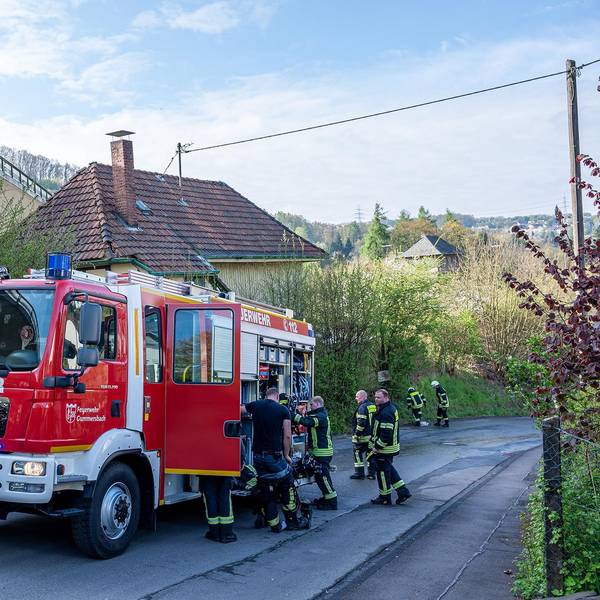 Blaulichter leuchten an einem Einsatzfahrzeug der Feuerwehr.