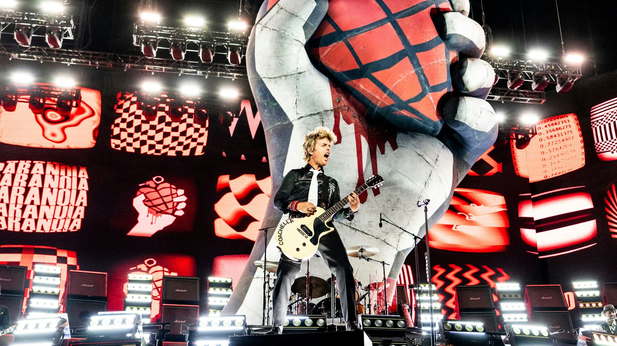 Billie Joe Armstrong von Green Day tritt während des ersten Wochenendes des Coachella Valley Music and Arts Festival im Empire Polo Club auf.