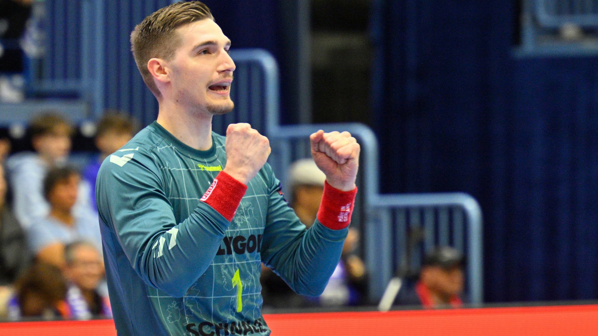 Dominik Kuzmanovic reckt nach einer Paraden die Fäuste.