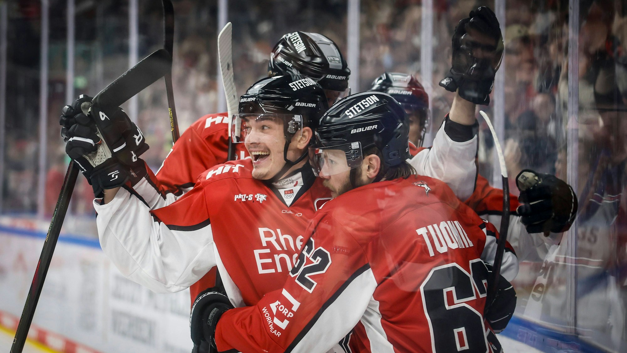 Die Haie feiern den Führungstreffer von Parker Tuomie.