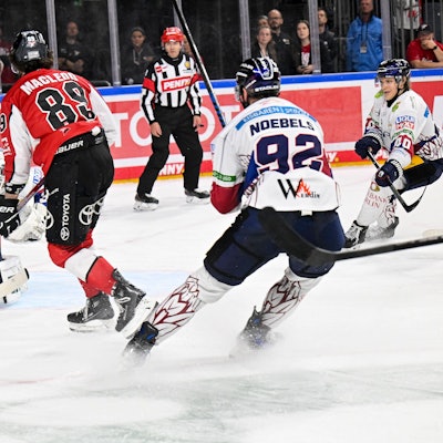 Das entscheidende Tor: Gregor MacLeod trifft in der Overtime.