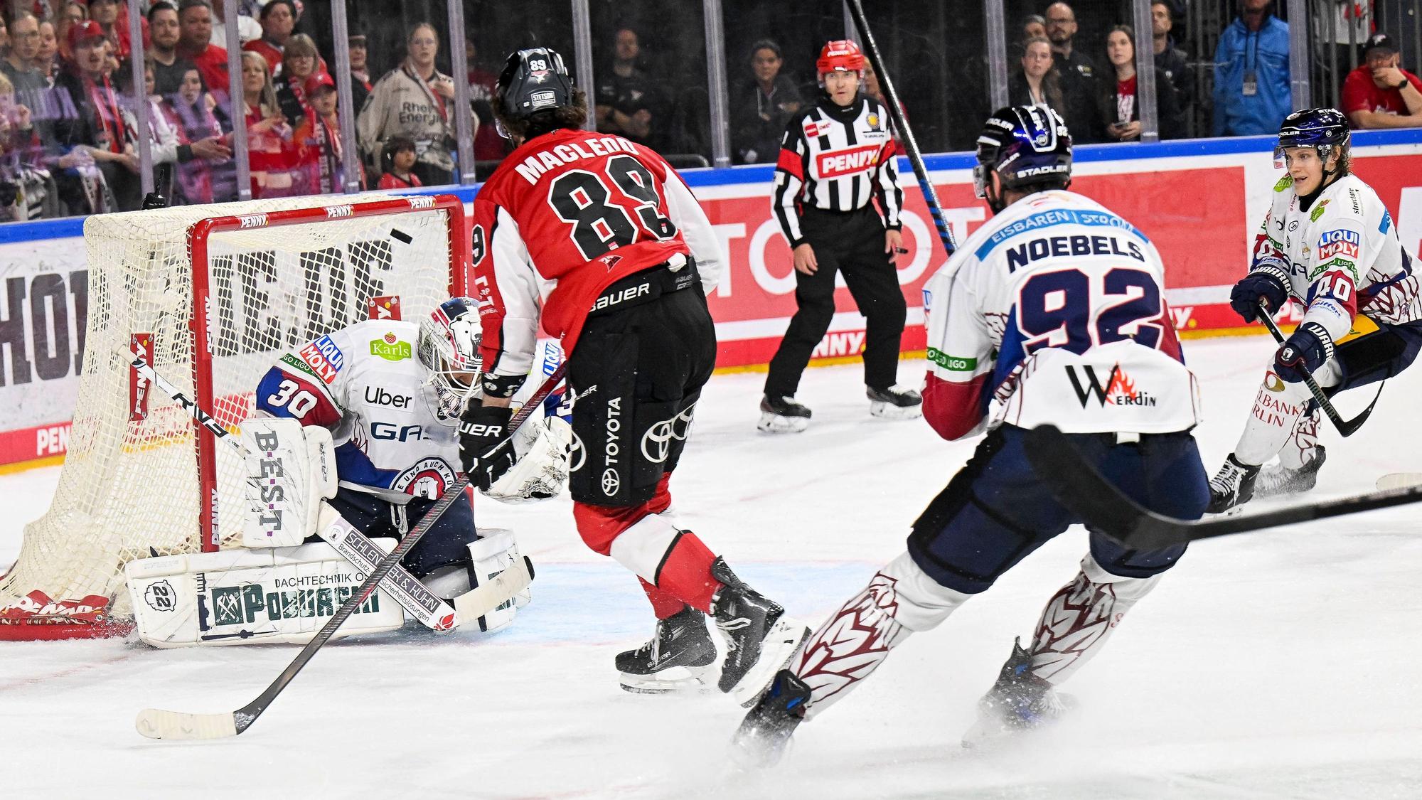Das entscheidende Tor: Gregor MacLeod trifft in der Overtime.