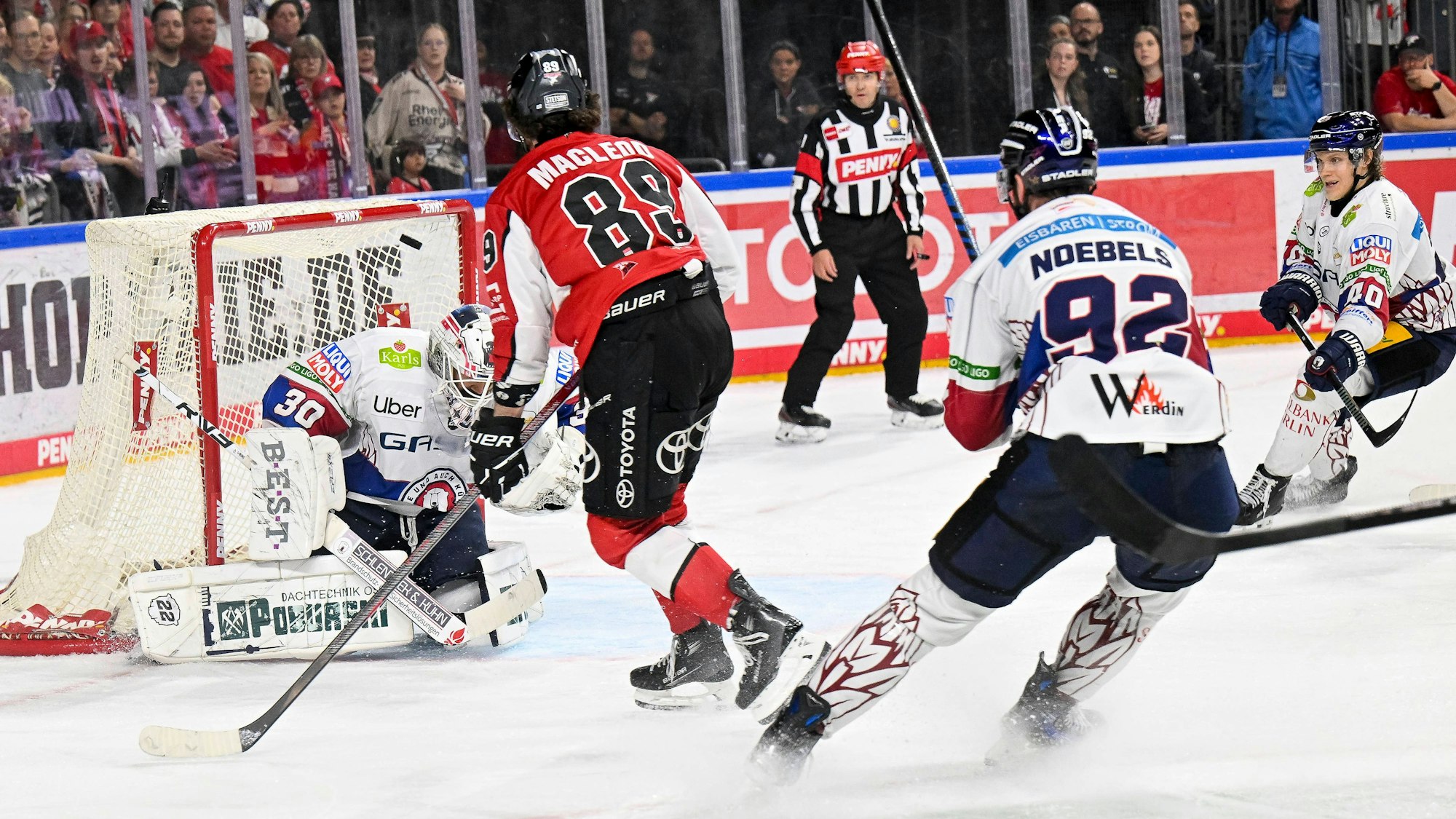Das entscheidende Tor: Gregor MacLeod trifft in der Overtime.