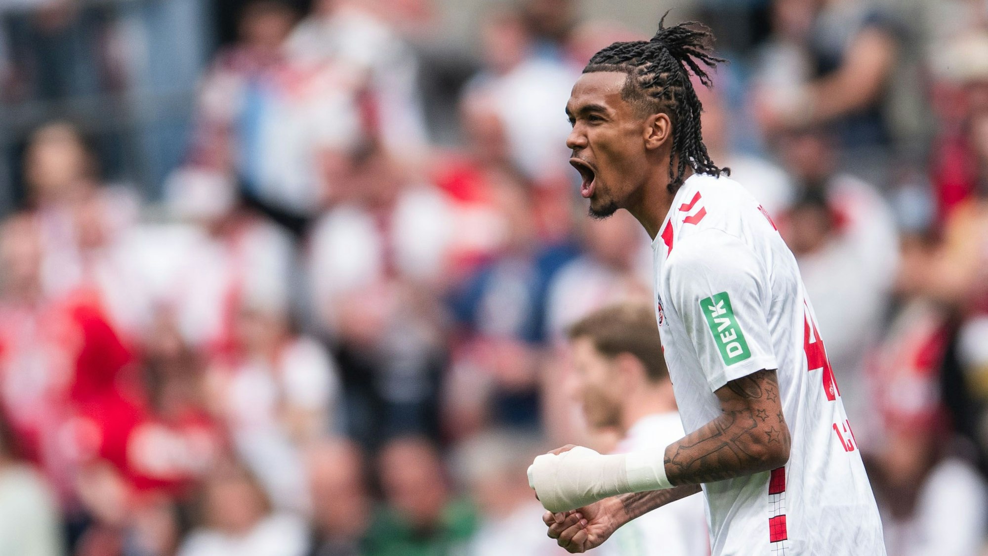 Kölns Torschütze Damion Downs jubelt nach seinem Treffer zum 3:1.