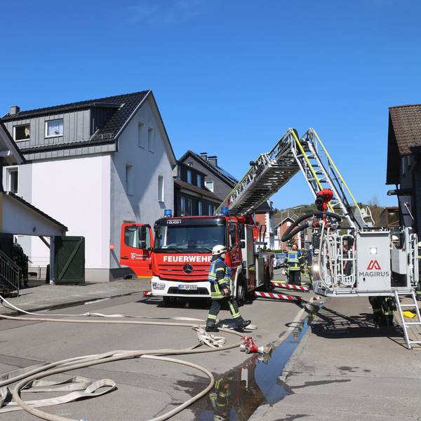 Auch die Drehleiter wurde am Vormittag des Ostersonntags zu dem Brand im Gummersbacher Stadtteil Derschlag gerufen.