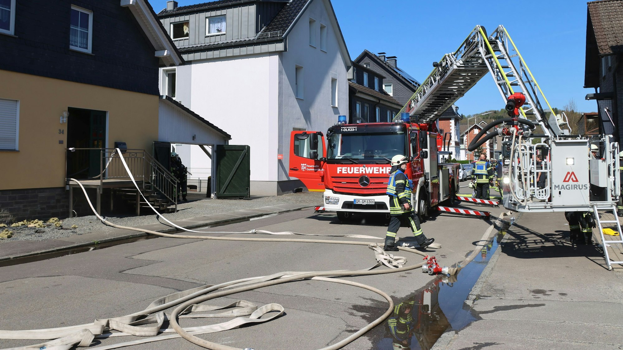 Auch die Drehleiter wurde am Vormittag des Ostersonntags zu dem Brand im Gummersbacher Stadtteil Derschlag gerufen.