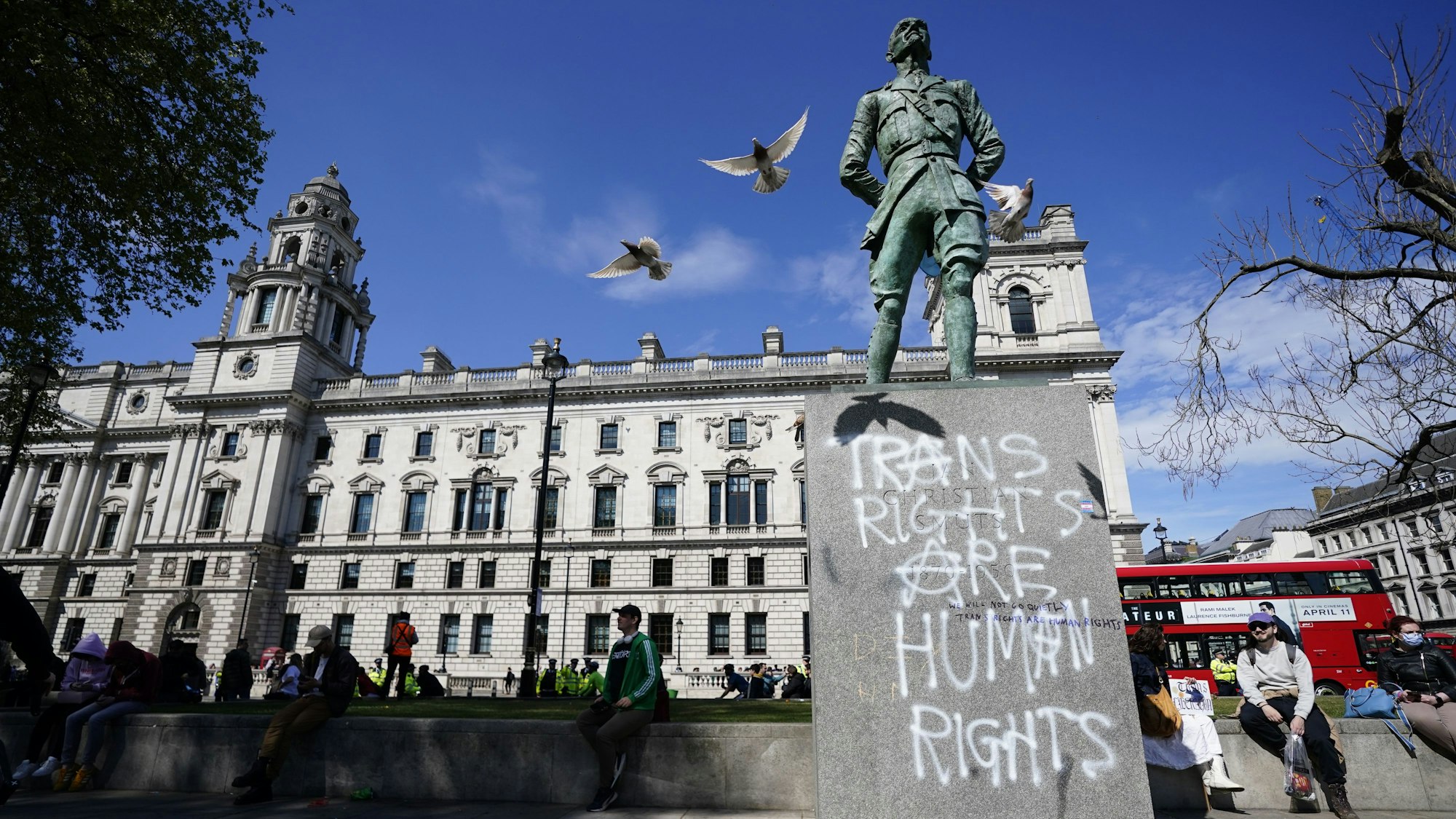 Ein Graffito „Trans Rights are Human Rights“ (Trans-Rechte sind Menschenrechte) an einer Statue auf dem Parliament Square. (Archivbild)