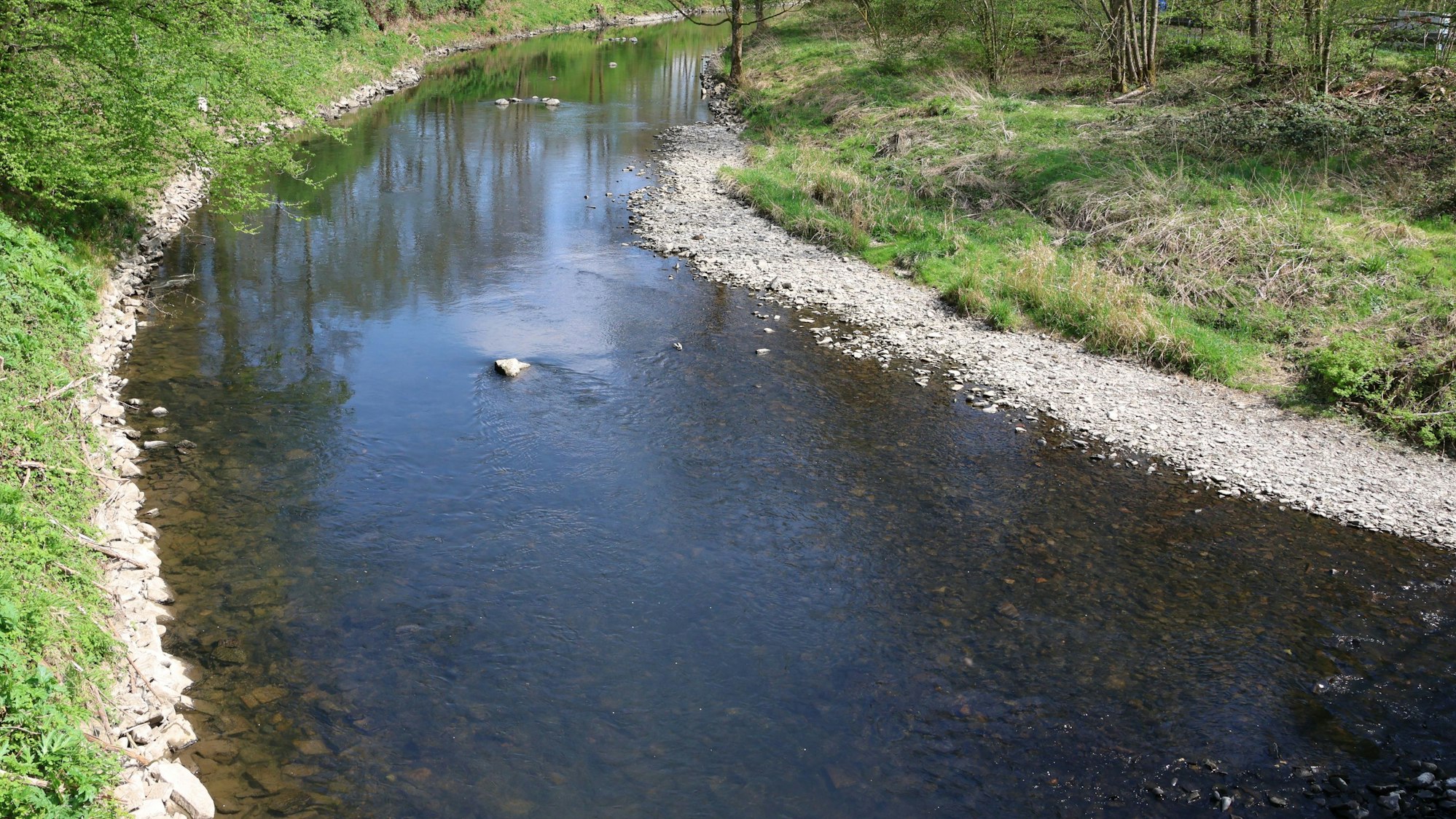 Die Agger ist beim „Geo-Egging“ in und um Engelskirchen immer ein ruhiger, angenehmer Begleiter.