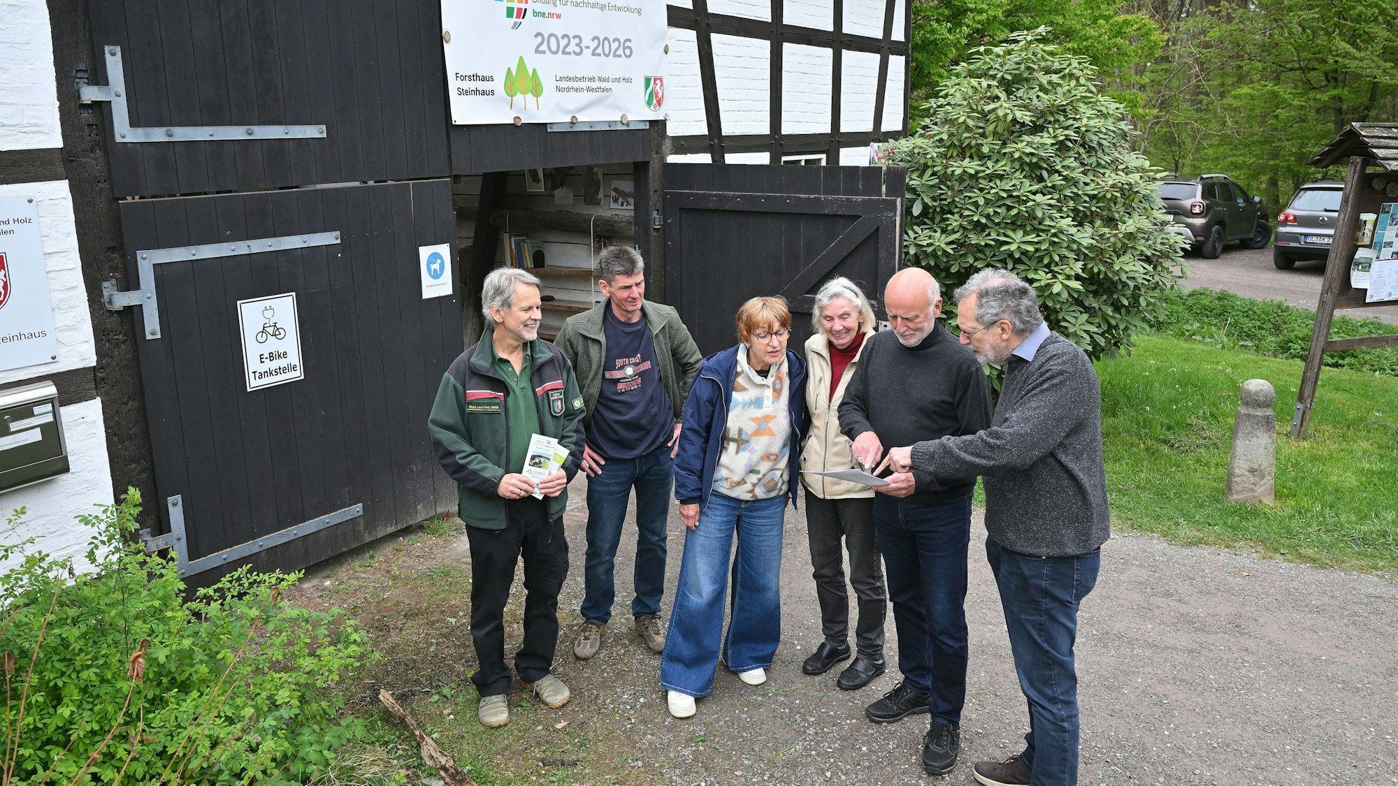Gruppenbild mit Unterstützern des Forsthaus Steinhaus. Sie sehen die Existenz des Forsthauses durch den geplanten Mobilhof bedroht.